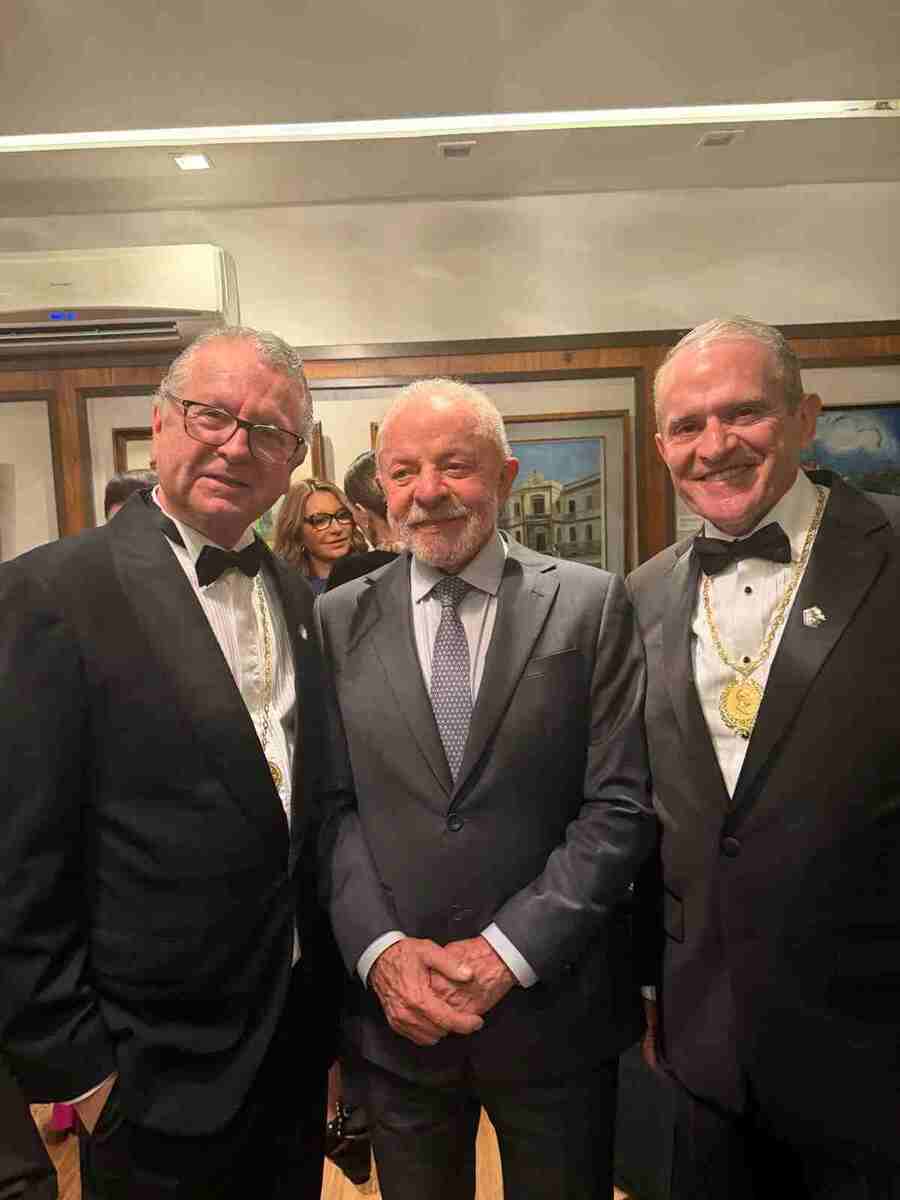 O presidente da Academia Nacional de Medicina, Antonio Egidio Nardi (d), e Roberto Kalil Filho (e) com o presidente Lula