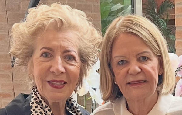 Maria Let&iacute;cia re&uacute;ne amigas em almo&ccedil;o no Bellini