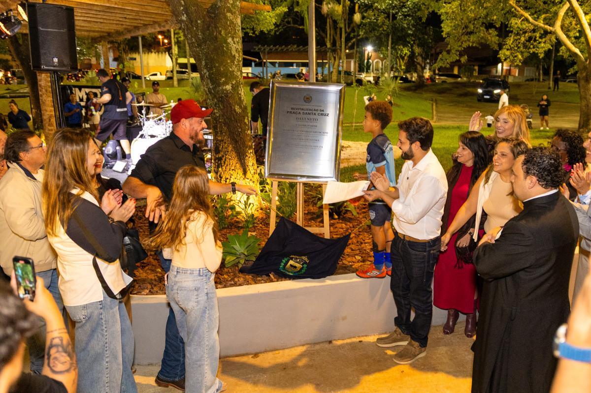 Jaguari&uacute;na entrega pra&ccedil;a revitalizada