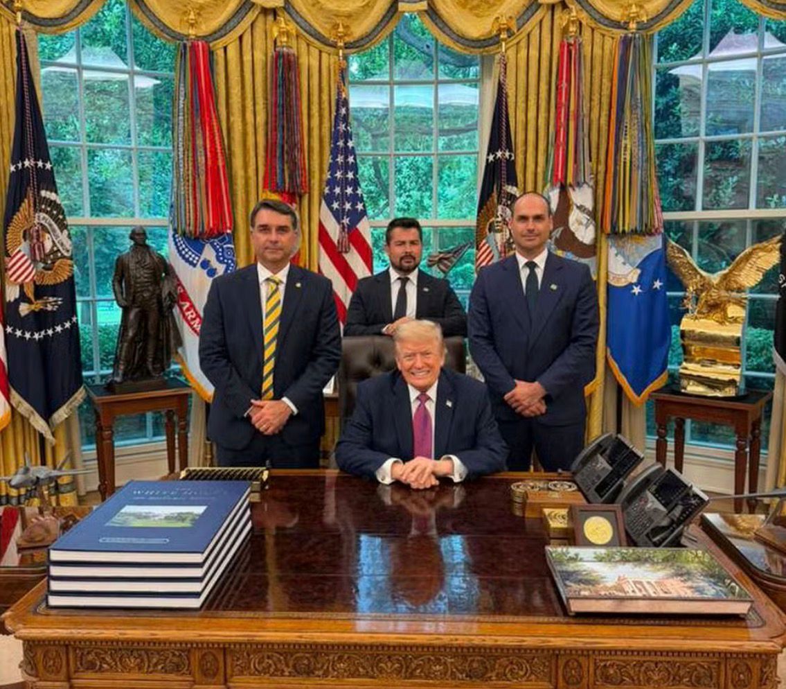 Flávio, Eduardo, Paulo Figueiredo e Trump: a foto