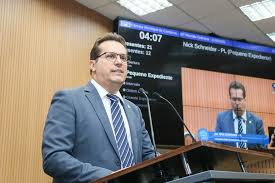 Schneider faz mo&ccedil;&atilde;o contra fura‑fila