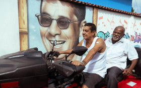 Zeca Pagodinho acompanha grava&ccedil;&otilde;es de sua cinebiografia em Xer&eacute;m