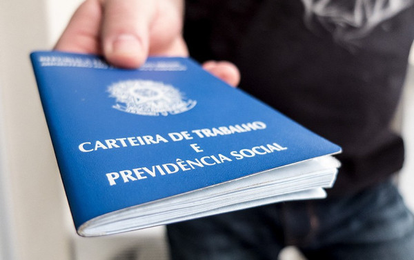 Confedera&ccedil;&atilde;o Nacional do Com&eacute;rcio apoia jornada flex&iacute;vel por horas, mas pede mudan&ccedil;as em PEC