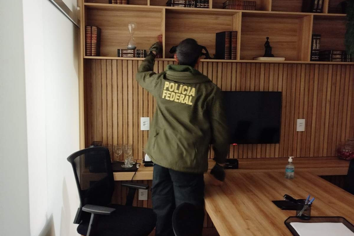 PF deflagra esquema de R$ 2 mi de ex‑agente da Receita