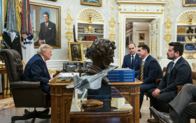 Trump publica fotos com Fl&aacute;vio Bolsonaro ap&oacute;s an&uacute;ncio de novo tarifa&ccedil;o