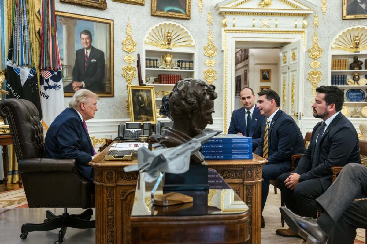 Encontro com Flávio Bolsonaro na semana passada foi postado por Trump no dia do anúncio de nova tarifa