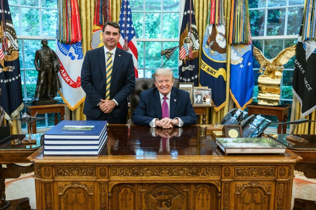Flávio Bolsonaro com Donald Trump no Salão Oval da Casa Branca.