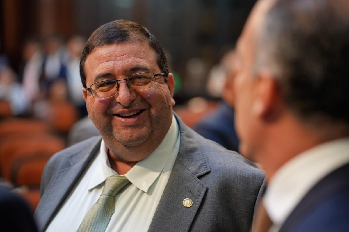 Munir Neto destina TVs e poltronas para Regional
