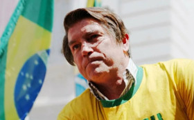 "Dark Horse" tamb&eacute;m pode ser "Cavalo Obscuro"