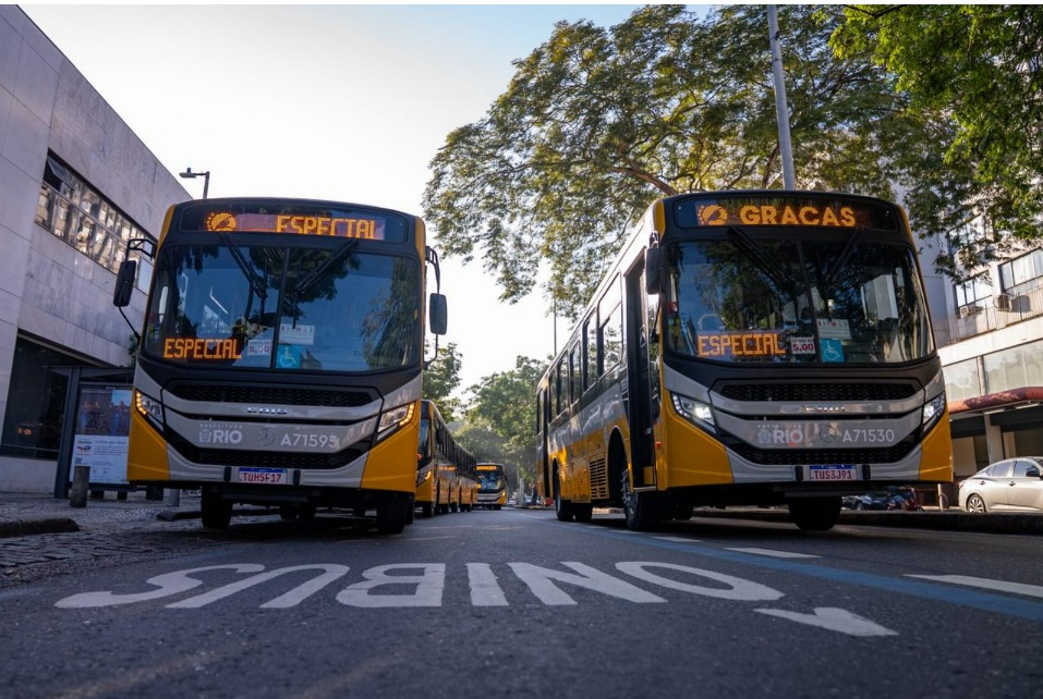 Prefeitura entrega 40 &ocirc;nibus e retoma linhas em Vila Isabel