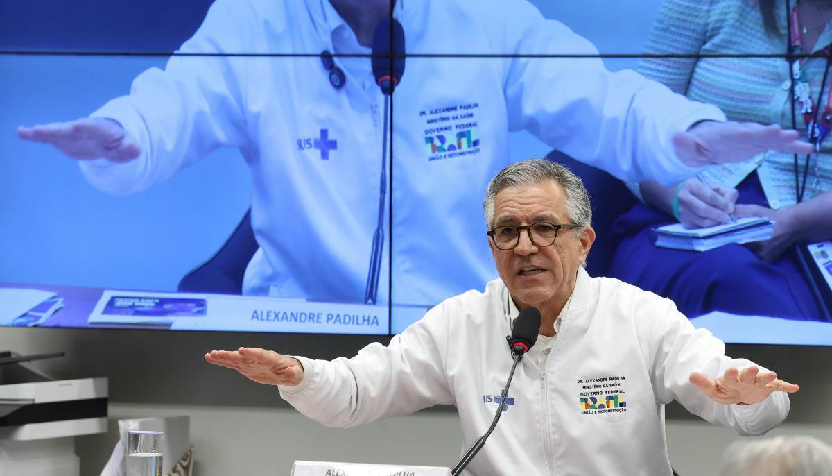 Sa&uacute;de suspende uso de vacina contra a dengue