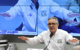 Sa&uacute;de suspende uso de vacina contra a dengue