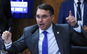 Quaest: eleitores bolsonaristas desconfiam de Fl&aacute;vio