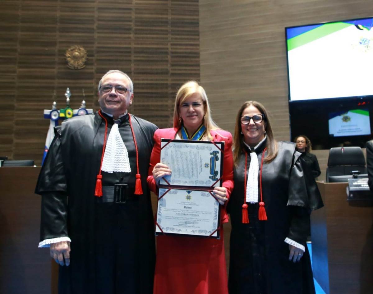 A presidente da Ordem dos Advogados do Brasil - Seccional Rio de Janeiro (OAB-RJ), Ana Tereza Basilio, recebendo a homenagem