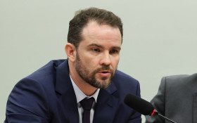 Durigan chama Milei de 'palha&ccedil;o' e defende economia do Brasil