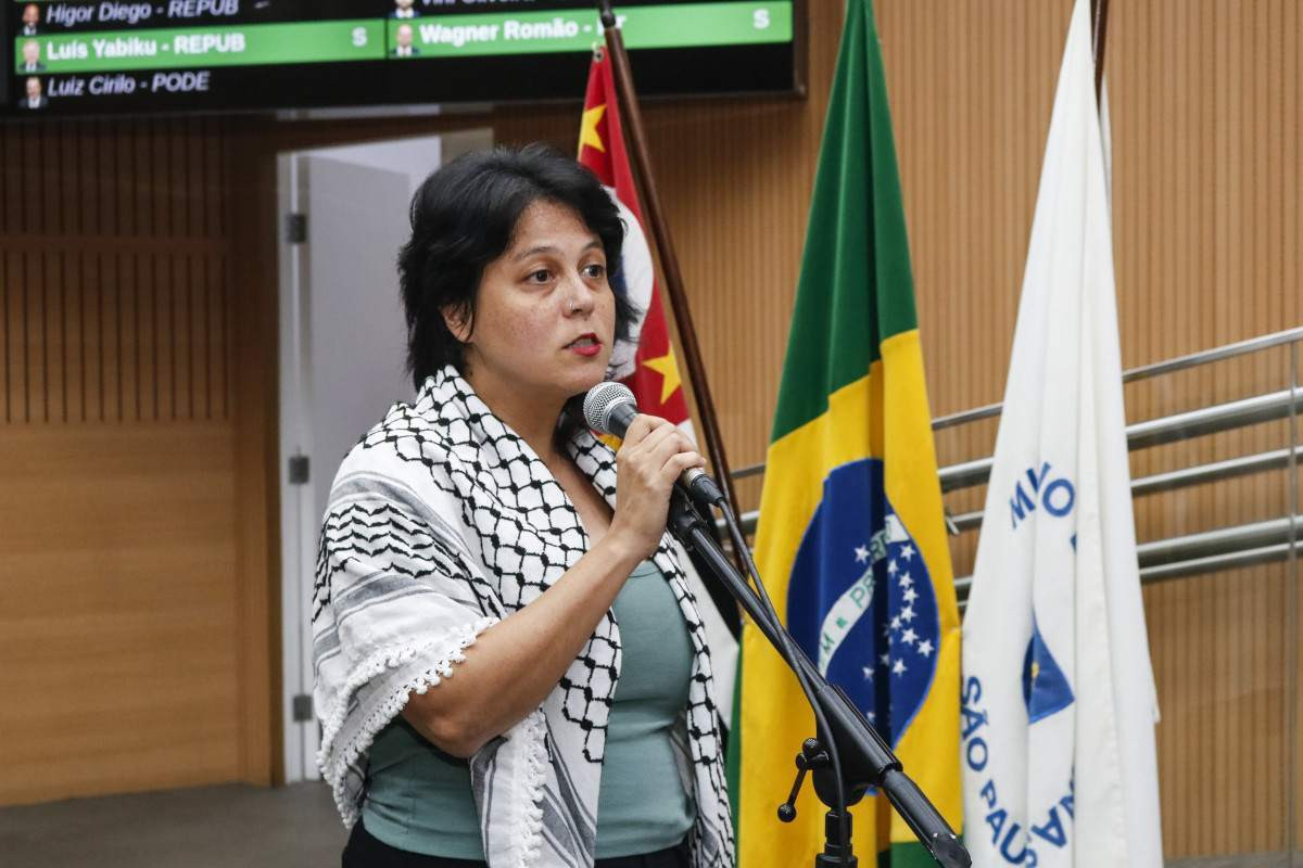 Mariana Conti colhe assinaturas para abertura da CPI do Transporte em Campinas (SP)