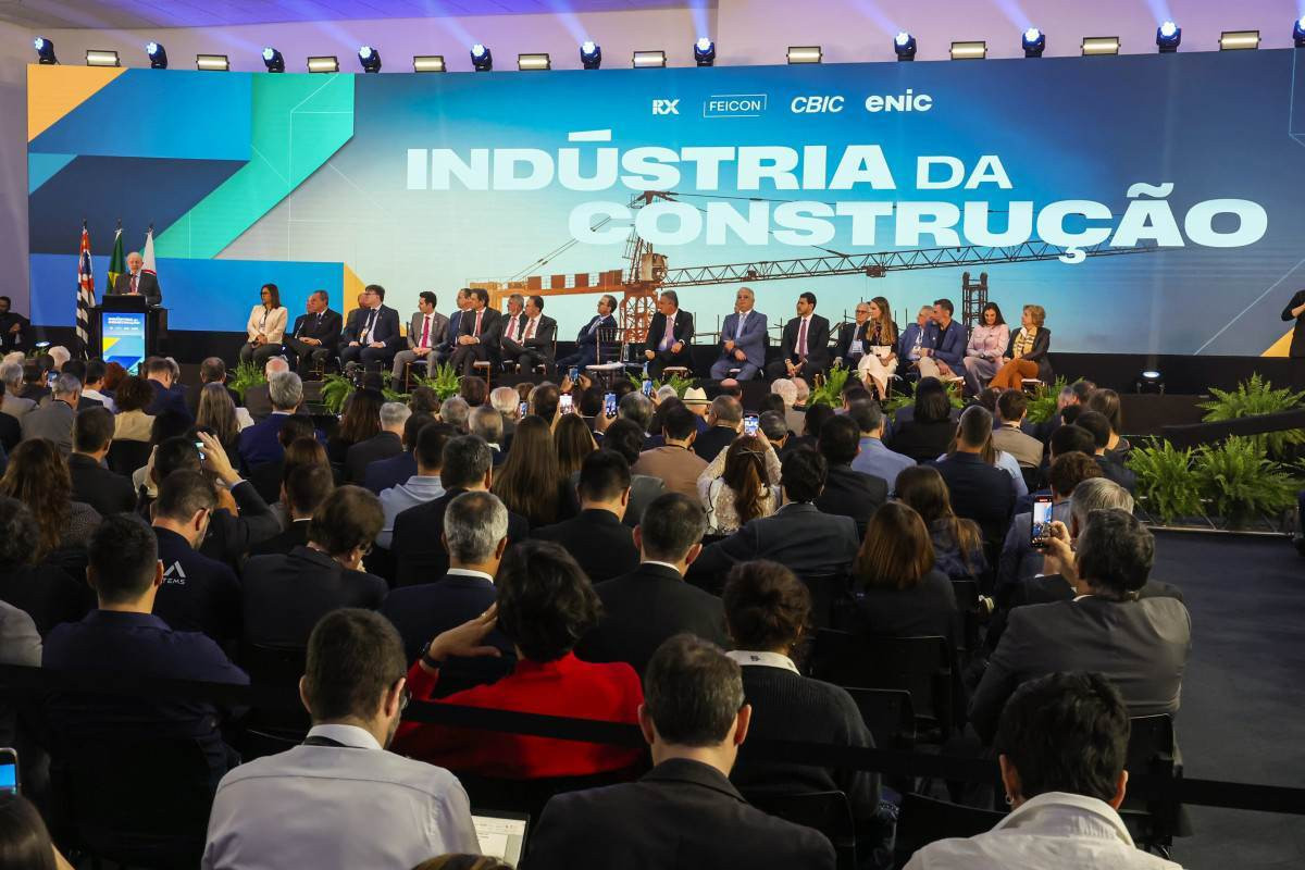 Constru&ccedil;&atilde;o empregou 2,5 milh&otilde;es e pagou m&eacute;dia de 2,1 sal&aacute;rios