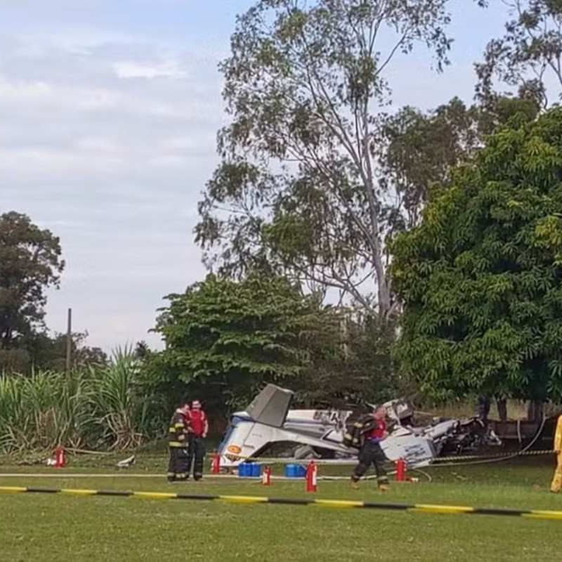 Avião caiu em um campo de futebol da AABB em Marília (SP)