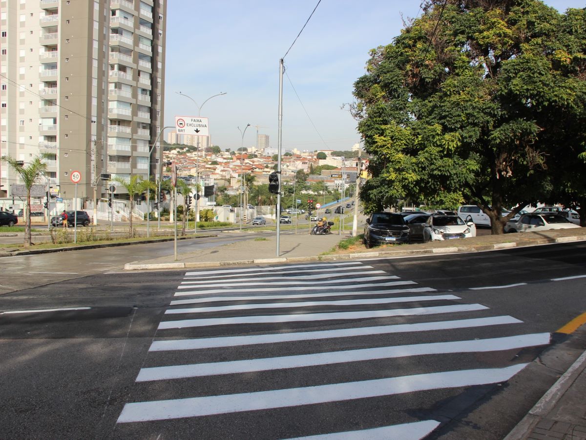Cruzamento das avenidas Amoreiras com Faria Lima ganha sem&aacute;foros para travessia de pedestres