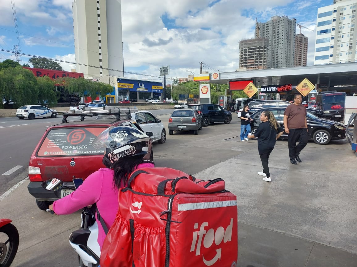 Cinco postos vendem gasolina sem imposto a R$ 4,24 o litro