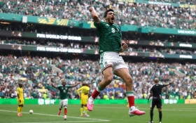 Partida de abertura da Copa tem 3 expuls&otilde;es e vit&oacute;ria do M&eacute;xico