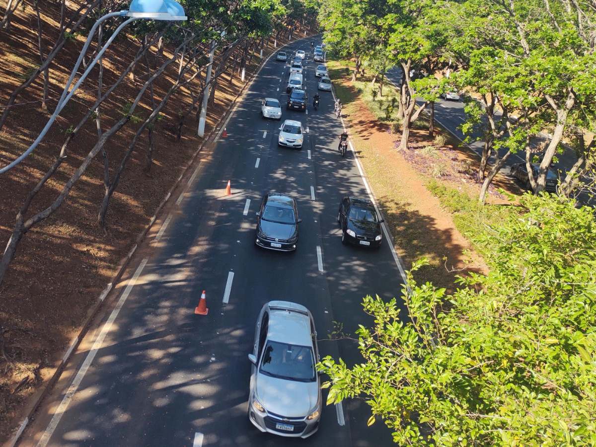 Uso de celular na dire&ccedil;&atilde;o soma 5,5 mil infra&ccedil;&otilde;es em 2026 em Campinas, aponta Emdec