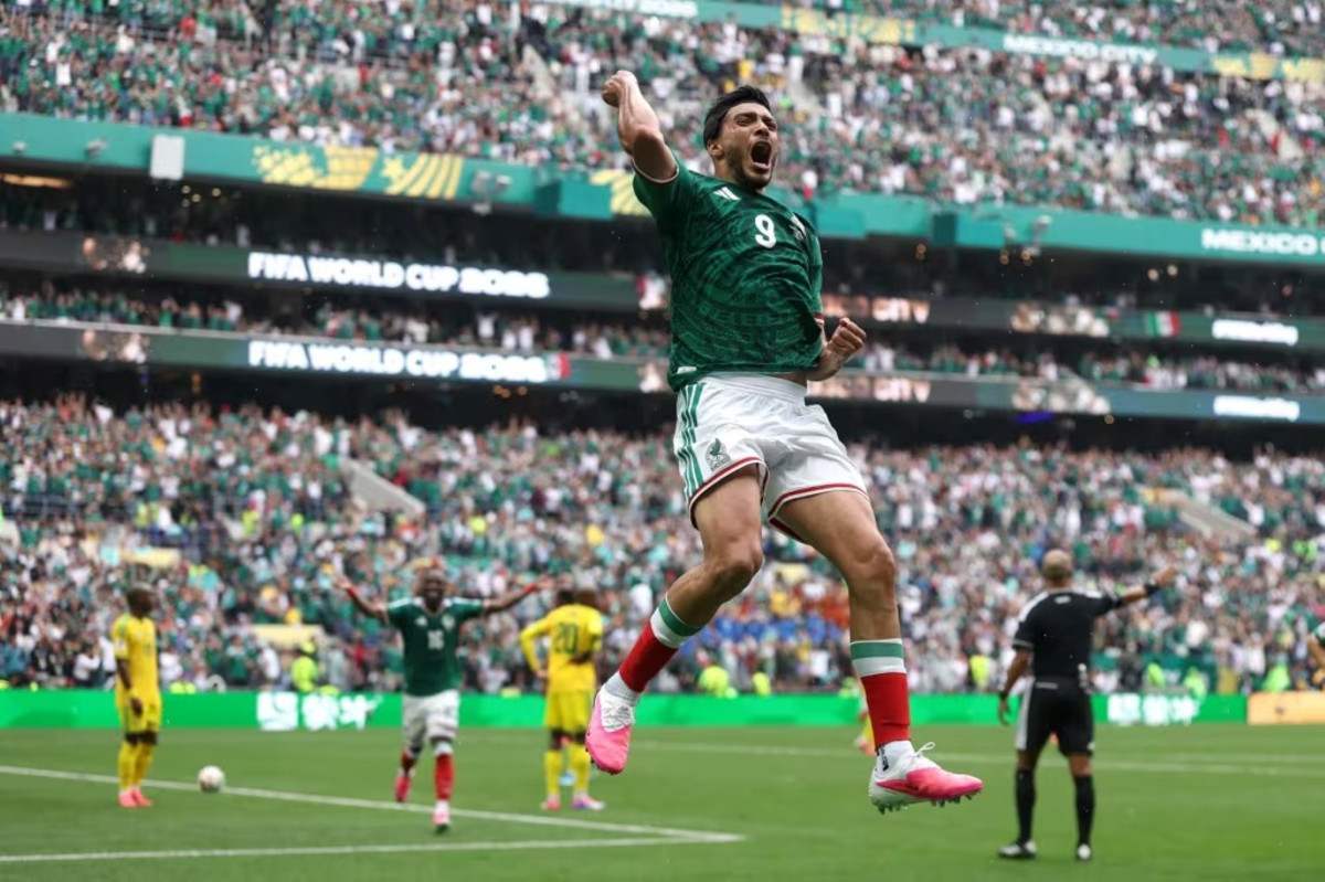 Partida de abertura da Copa tem 3 expuls&otilde;es e vit&oacute;ria do M&eacute;xico