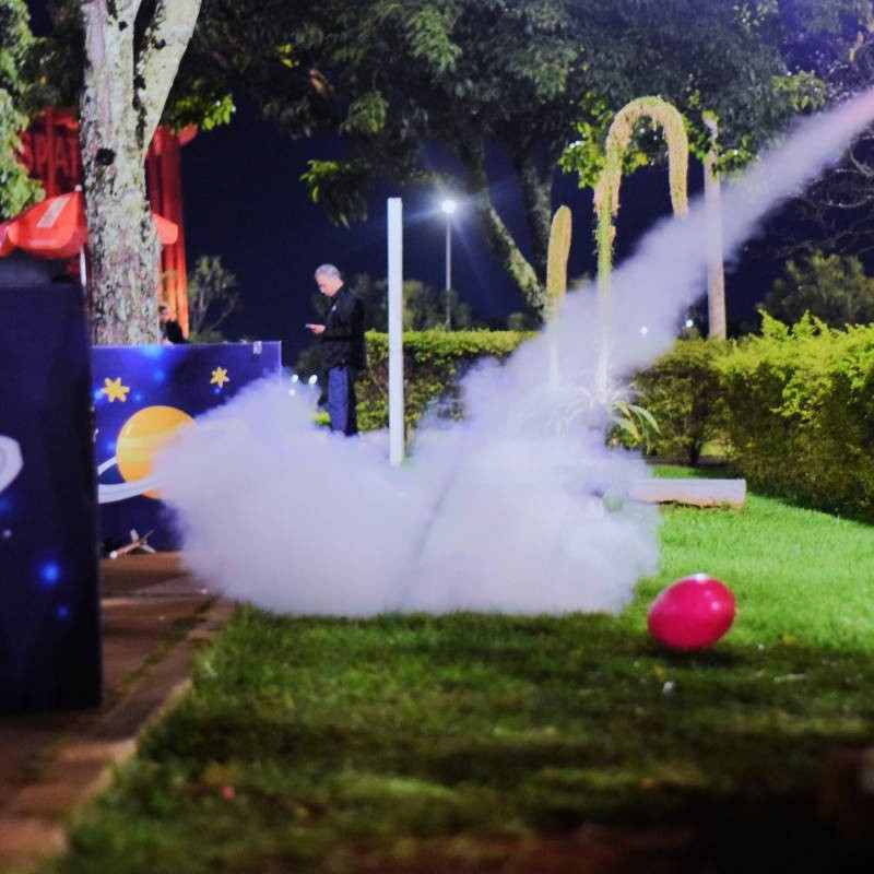 Casais poderiam escrever os nomes nos foguetes para declarar o seu amor ao espaço