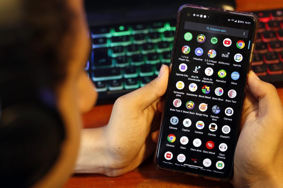 Inglaterra pro&iacute;be o uso de redes sociais para menores de 16 anos