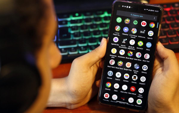 Inglaterra pro&iacute;be o uso de redes sociais para menores de 16 anos