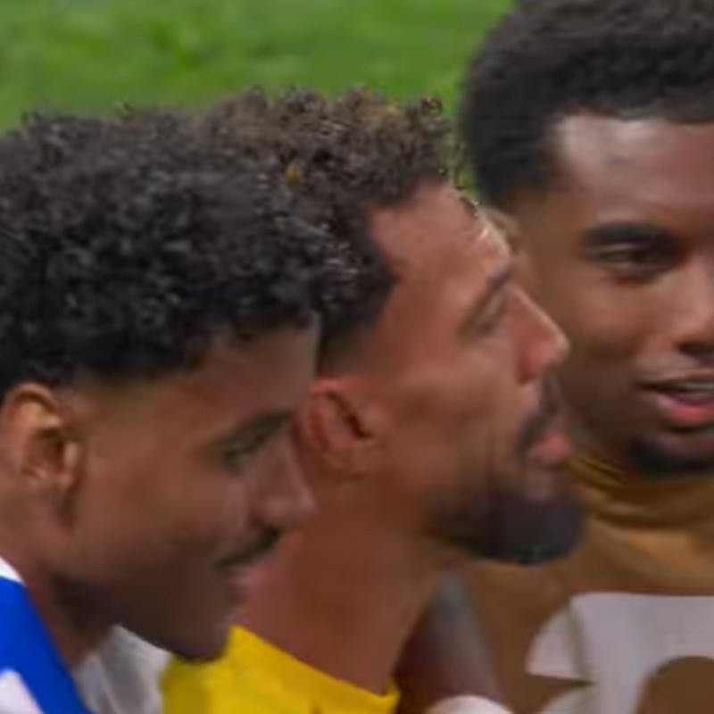 Goleiro Vozinha é abraçado pelos companheiros depois da partida