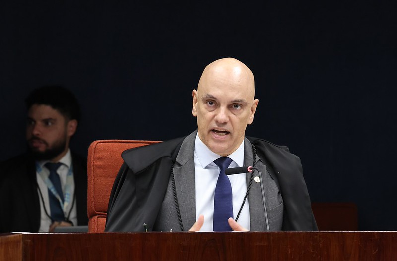Pistola de Bolsonaro vira arma de Alexandre de Moraes