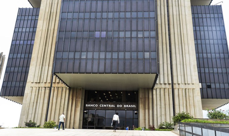 Copom reduz taxa Selic para 14,25% ao ano; &eacute; a 3&ordf; queda de juros seguida