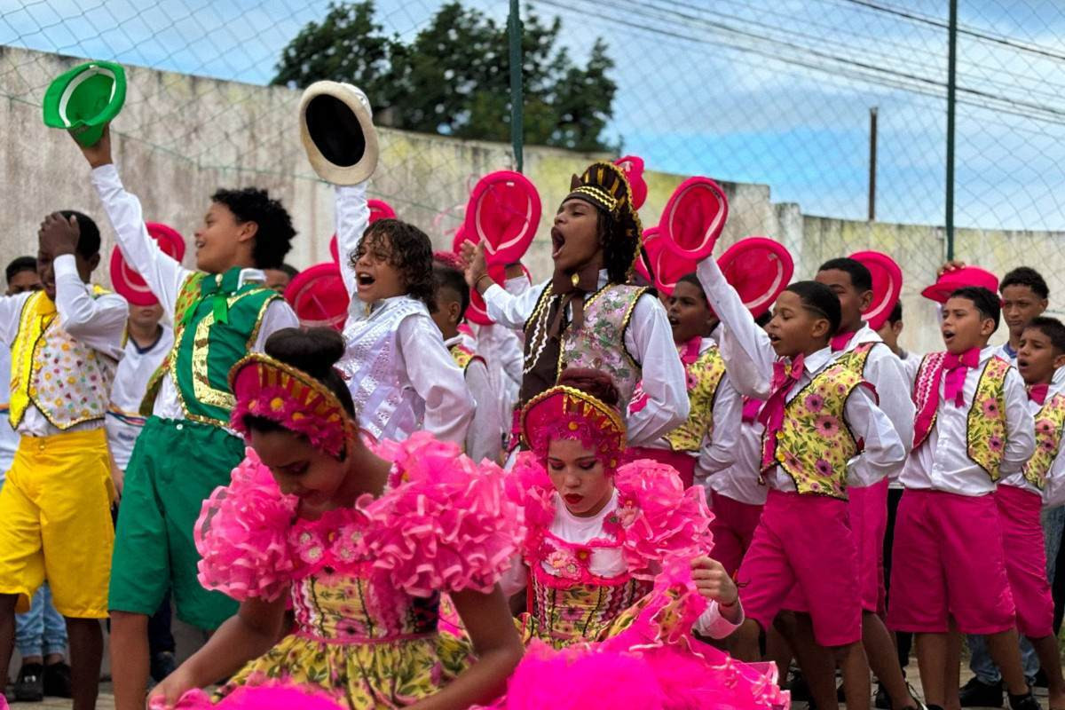 Brincantes nas Escolas leva cultura popular a 210 unidades em Pernambuco