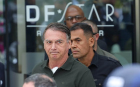 Bolsonaro
se queixa
de pris&atilde;o
domiciliar