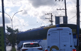 &Ocirc;nibus vira barricada em Rio das Pedras