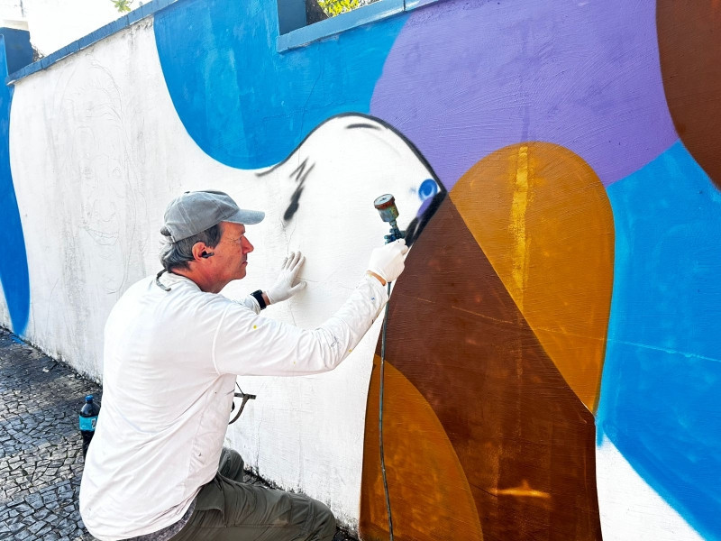 Muro ganha revitaliza&ccedil;&atilde;o visual de artista em Valinhos
