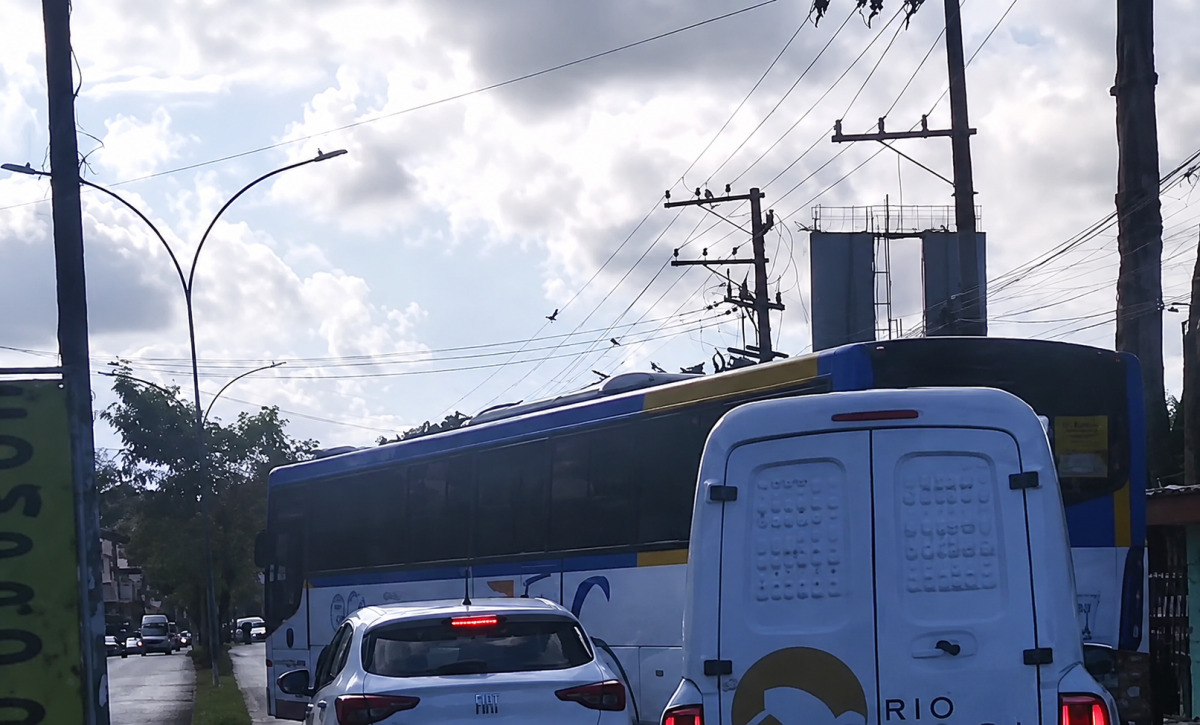 &Ocirc;nibus vira barricada em Rio das Pedras