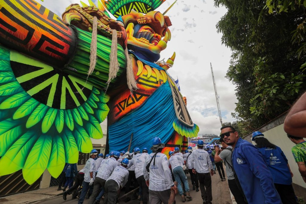 Parintins mobiliza 400 trabalhadores na reta final do festival