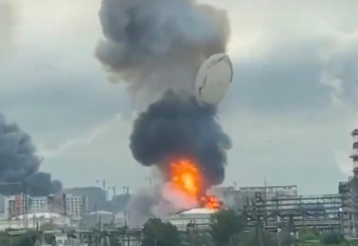 Explosão em refinaria lançou teto de tanque de petróleo no ar