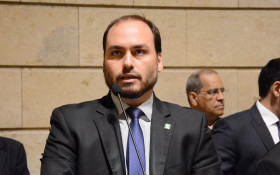Justi&ccedil;a torna r&eacute;us 7 ex-assessores de Carlos Bolsonaro por "rachadinha"
