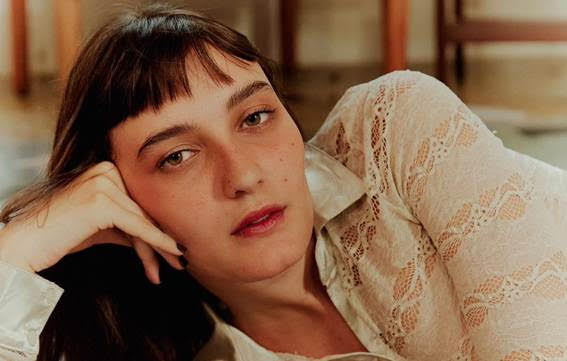 Nina Tomsic estreia como diretora