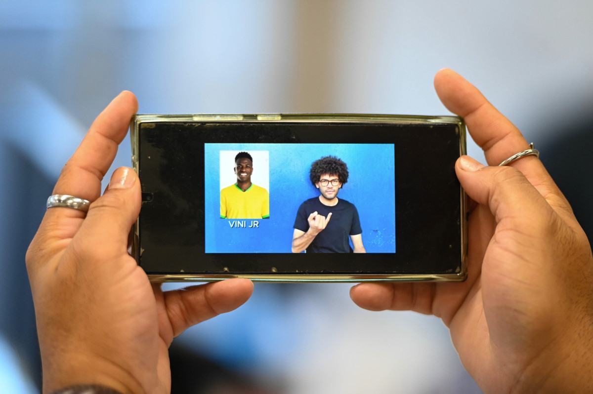 Escola de Campinas cria v&iacute;deo em Libras para alunos acompanharem a Copa