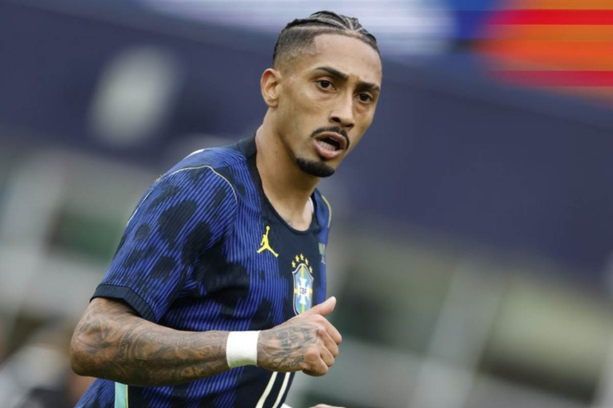 Com suspeita de les&atilde;o, Raphinha vira d&uacute;vida para jogo contra Esc&oacute;cia