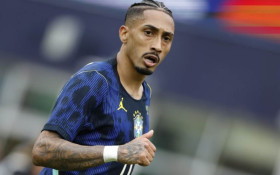 Com suspeita de les&atilde;o, Raphinha vira d&uacute;vida para jogo contra Esc&oacute;cia