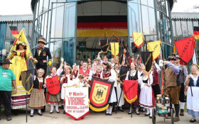 Desfile t&iacute;pico da Bauernfest re&uacute;ne milhares de pessoas