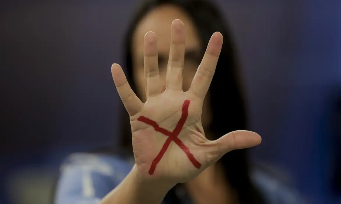 Pacto contra o feminic&iacute;dio vira lei definitiva no Rio