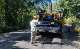 Prefeitura realiza opera&ccedil;&atilde;o tapa‑buraco em trechos cr&iacute;ticos da Rodovia RJ‑155