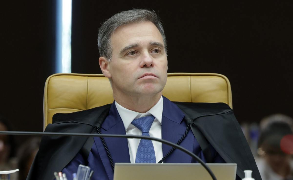 Andr&eacute; Mendon&ccedil;a vai no cravo e na ferradura
