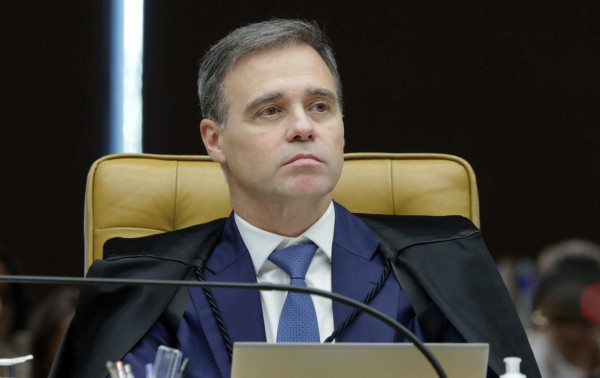 Andr&eacute; Mendon&ccedil;a vai no cravo e na ferradura